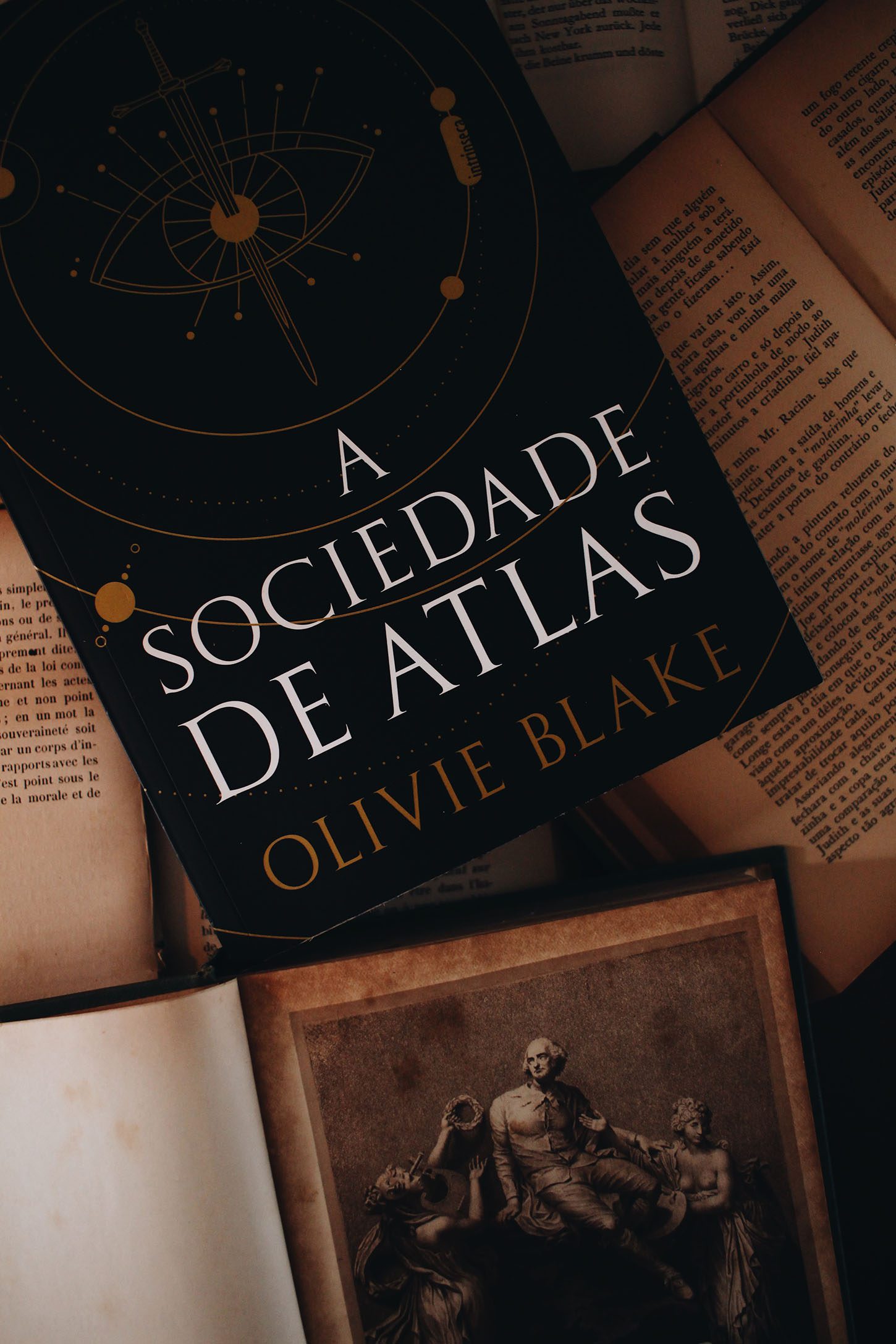 A sociedade de Atlas - Olivie Blake - Sai da Minha LenteSai da Minha Lente